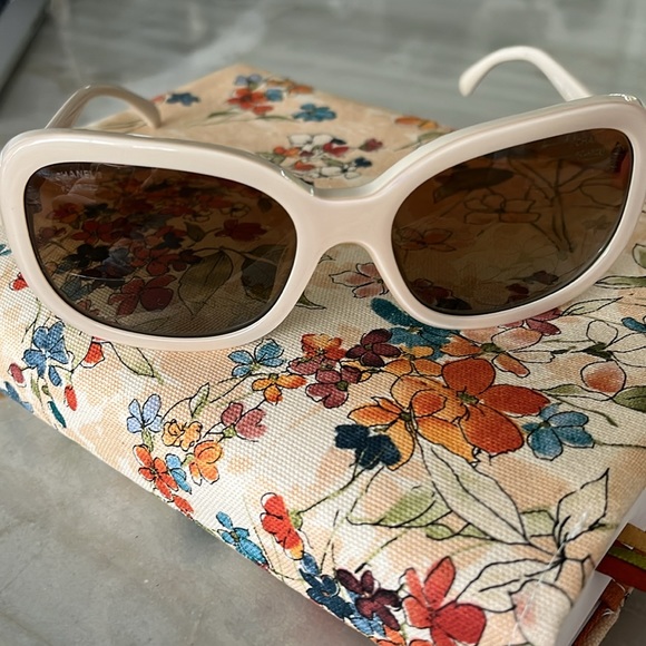 CHANEL Q Bow Square Polarized Gradient Sunglasses - Picture 2 of 7